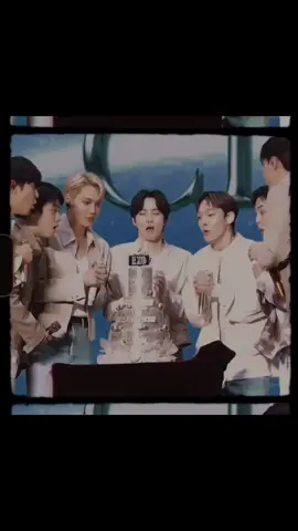 Heaven knows how much I want to see EXO perform complete again.  SM, you’re so evil‼️ @SMTOWN  @EXO  @@BAEKHYUN_official  @@XIUMIN_official . @Lay Zhang 张艺兴  #exo  #exol  #exois9 #kpopfyp  #fyp 