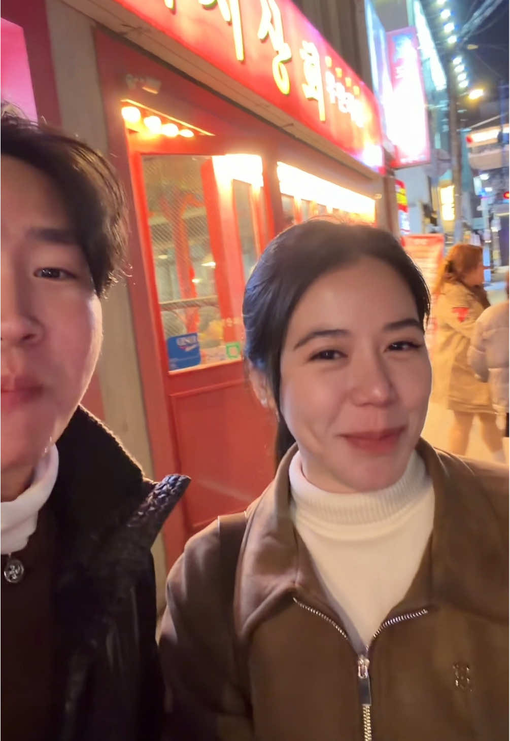 เช็คอิน หน้าร้านปิ้งย่าง กลางฮงแด ✅ @Loi story  #antswn #แอ๊นท์เจ้าของแบรนด์รองเท้าที่ร้องเพลงได้นิดหน่อย #tiktokคนบันเทิง #โกดำ #เขมจิราต้องรอด 