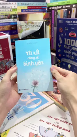 AI RỒI CŨNG SẼ BÌNH YÊN – HÀNH TRÌNH CHỮA LÀNH BẮT ĐẦU TỪ VIỆC HỌC CÁCH BUÔNG BỎ! Cuộc sống đôi khi là chuỗi ngày bạn loay hoay đi tìm bình yên – giữa những tổn thương, mất mát và những điều không thể níu giữ. “Ai Rồi Cũng Sẽ Bình Yên” là cuốn sách nhẹ nhàng mà sâu sắc, như một bàn tay ấm đặt lên vai, nhắc bạn rằng: mọi cơn bão đều sẽ qua, và trong bạn luôn có một khoảng trời an yên -đang đợi bạn  tìm thấy. Bằng giọng văn dịu dàng, tác giả dẫn dắt bạn qua những trang viết đầy lắp yêu thương và thấu hiểu. Không triết lý lớn lao, không khuyên răn dồn dập — chỉ là những dòng tâm sự thật đến mức khiến bạn muốn dừng lại, hít sâu, và mỉm cười với chính mình. Mỗi trang sách là một lời nhắn nhủ: hãy tha thứ cho quá khứ, trân trọng hiện tại, và tin rằng bình yên không nằm ở nơi nào khác — mà chính trong trái tim của chính mình.  Nếu  tâm hồn từng tổn thương, đang mạnh mẽ đi qua giông bão để tìm lại nụ cười. thì “AI RỒI CŨNG SẼ BÌNH YÊN “sẽ giúp bạn chạm vào sự bình yên mà bạn hằng tìm kiếm.#kinhnghiemsong_book #sach #sachhay #airoicungsebinhyen 