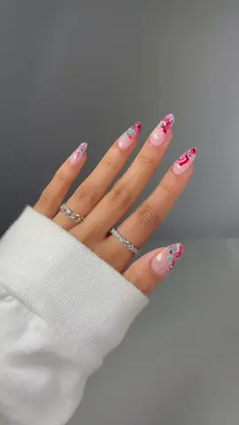 A sweet holiday treat for my nails 🎅🎄 using @essie ‘pre-show jitters’, ‘bubbles only’, ‘in-vest in style’ + gel by essie topcoat 💫 the most perfect holiday shades !! _____ #essiepartner #holidaynails #christmasnails #marblenails #nailideas