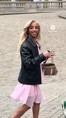 Bilal Hassani fait son arrivée à l’Opéra Garnier pour assister à l’événement privé Wicked. 💚✨ 🎭 L’artiste, fidèle à son univers singulier, affiche un look plein de caractère pour découvrir la célèbre comédie musicale. #BilalHassani #Wicked #OperaGarnier #ComedieMusicale #AbacaPress