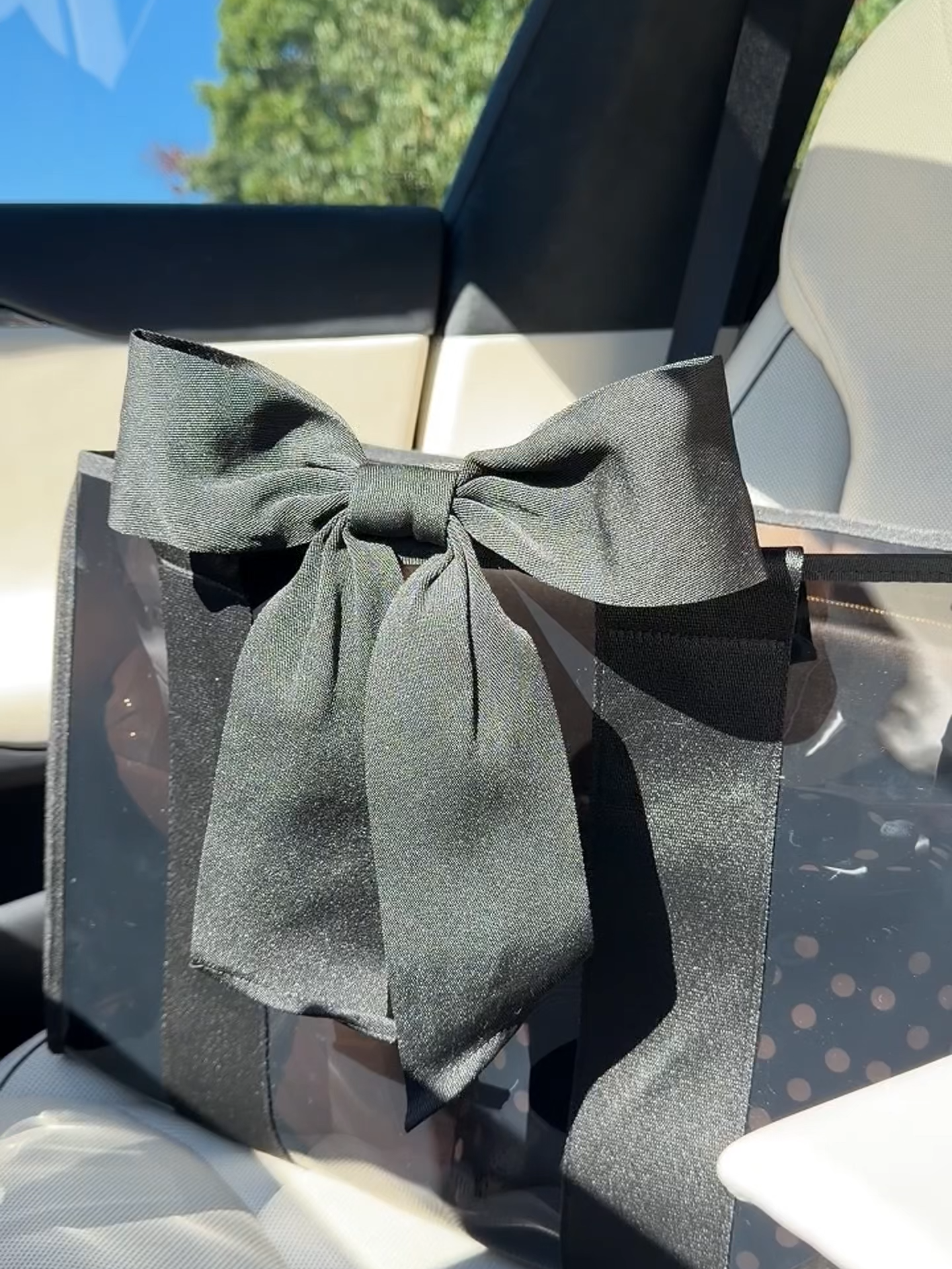 errands? travel? work? start with the jelly tote. shop in midnight black bow 🖤 #everydaybag #bowbag #everydaytote #blackbag #whatsinmybag #packmybag #jellytote #casemate #worktote