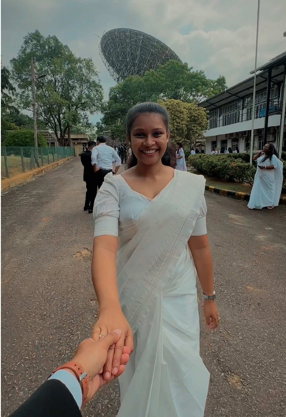 සාරියට ඔයා හරිම ලස්සනයි 🤍💐  #unilove #batchphotoday #Love #kosanju #fyp  