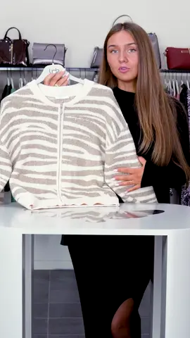 Un café, un jean, et le gilet Marianne 🐆✨ — le parfait combo pour briller sans en faire trop 💫 Un imprimé zébré, une touche dorée… et toute la vibe de la saison. 🤎☕ #OOTD #fashiontiktok #lookdujour #styleinspo #fyp 