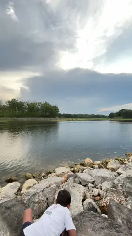 Mengejar matahari terbenam dan mengumpulkan mimpi. #waduksanggeh #waduksanggehpurwodadi #purwodadi #grobogan #wisatagrobogan #infogrobogan #kabargrobogan #groboganhits✨ #purwodadi24jam #purwodadianticidro #purwodadihits #fyppppppppppppppppppppppp #fyp #nyore #sunset 