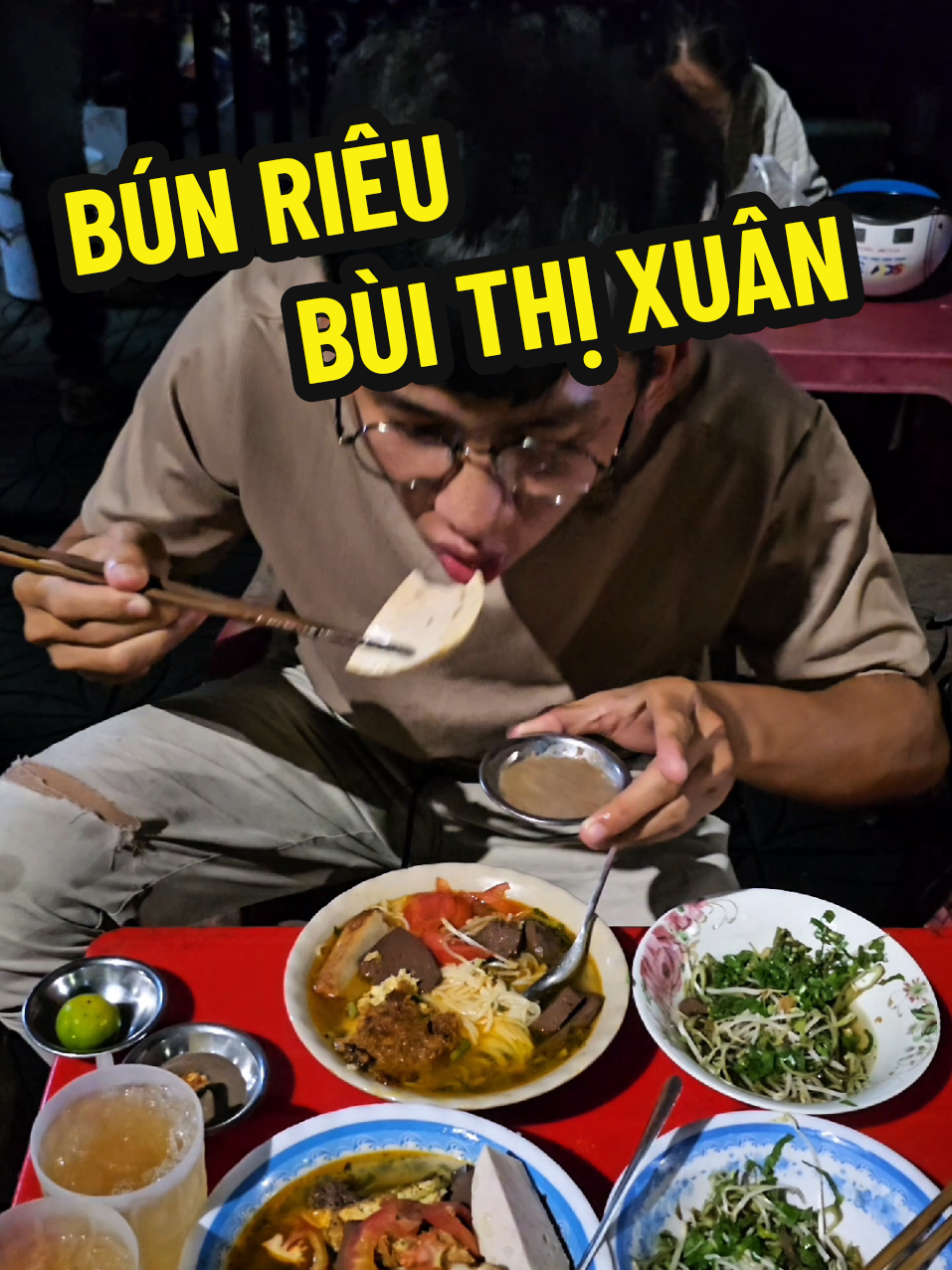 Bún riêu ngon rẻ đường Bùi Thị Xuân nhiều người biết ở Cần Thơ Nếu các bạn có dịp đi sang Cần Thơ chơi mà chưa biết quán bún riêu này là một thiếu sót lớn nha 🙈😽 #tuantuongtuong #cantho #ttt #bunrieubuithixuan 