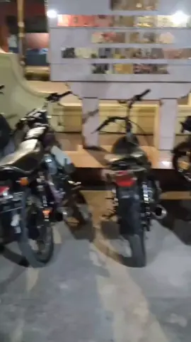 Kapolsek Ujungbatu Amankan 6 Motor Knalpot Brong, Pengendara Kebut di Depan Polsek Sambil Acungkan Jari Tengah Ujungbatu, Detak Patria News – Kapolsek Ujungbatu Kompol Jusup Purba, SH, MH bersama personel berhasil mengamankan 6 unit sepeda motor berknalpot brong yang membuat gaduh di depan Mapolsek Ujungbatu. Kejadian bermula saat sekelompok pengendara motor kebut-kebutan sambil mengacungkan jari tengah ke arah Polsek, tepat ketika Kapolsek sedang berada di halaman. Melihat aksi tidak terpuji itu, petugas segera menghadang dan mengamankan kendaraan yang digunakan. “Setiap hari saya menerima banyak pesan dari warga melalui WhatsApp yang mengeluhkan suara bising knalpot brong, terutama saat malam hari. Kami berharap peran aktif orang tua agar menertibkan anak-anak mereka,” ujar Kompol Jusup Purba. Kapolsek menegaskan, penertiban ini dilakukan untuk menjaga ketertiban dan kenyamanan masyarakat, khususnya dari kebisingan knalpot yang meresahkan warga. Mari bersama ciptakan lingkungan yang aman, nyaman, dan tertib berlalu lintas! #DetakPatriaNews #Ujungbatu #KapolsekUjungbatu #KompolJusupPurba #KnalpotBrong @Mr. PURBA JUSUP 17 @Humas Polda Riau @DIVISI HUMAS POLRI OFFICIAL 