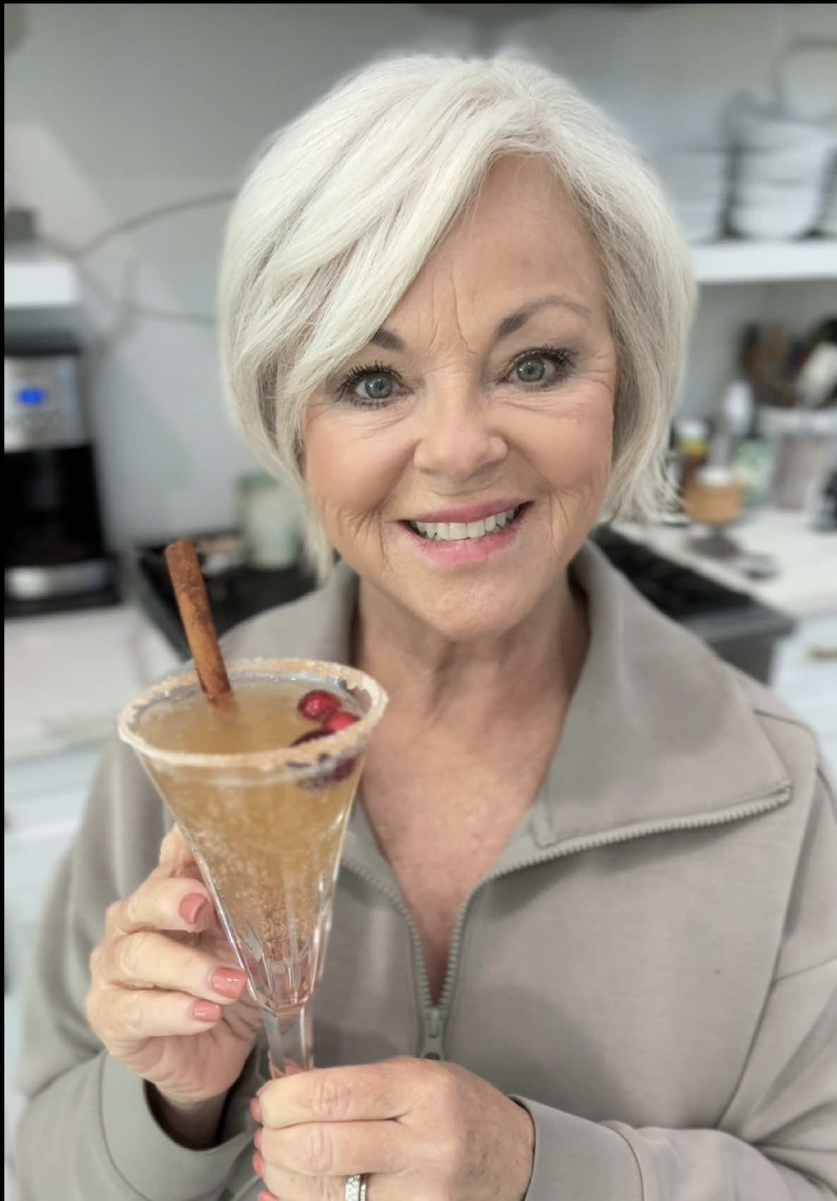 Are you looking for a festive cocktail to serve at your Thanksgiving brunch or feast? Look no further — this simple and delicious Apple Cider Mimosa is a winner! 🍎✨ Set up a self-serve bar so you can focus on the kitchen while your guests have fun mixing their own. I used Prosecco, but a good Cava is perfect if you want it a little less sweet. Cheers & enjoy! 🥂🧡 #AppleCiderMimosa #FallCocktails #ThanksgivingCocktails #HolidayDrinks #BrunchCocktail