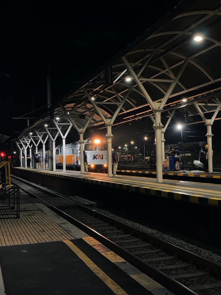 Kapan terakhir ke Jogja ? KA Taksaka 44 tiba di stasiun Yogyakarta. Suwun mas @Jalur Kencang Team®  #jogja #yogyakarta #taksaka #keretaapiindonesia 