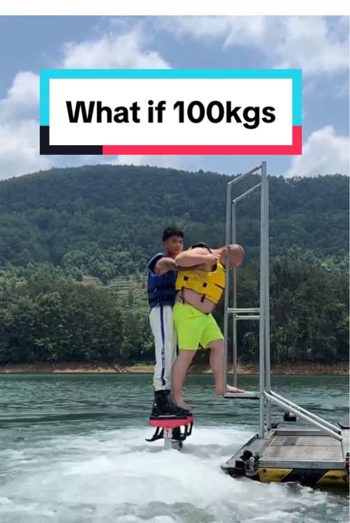 Get ready to laugh! 😂 Our super skinny coach is teaming up with a 100kg big guy to try flyboarding together — and things get wild! 💦 Who do you think will stay up longer? Comment below, hit like, and share it with your friends! 💪🌊🔥 #funnyvideo#flyboard#watersports#comedy#trending
