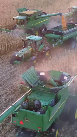 FULL THROTTLE                                   #harvest #corn2025🌽 #channelseed #johndeere 