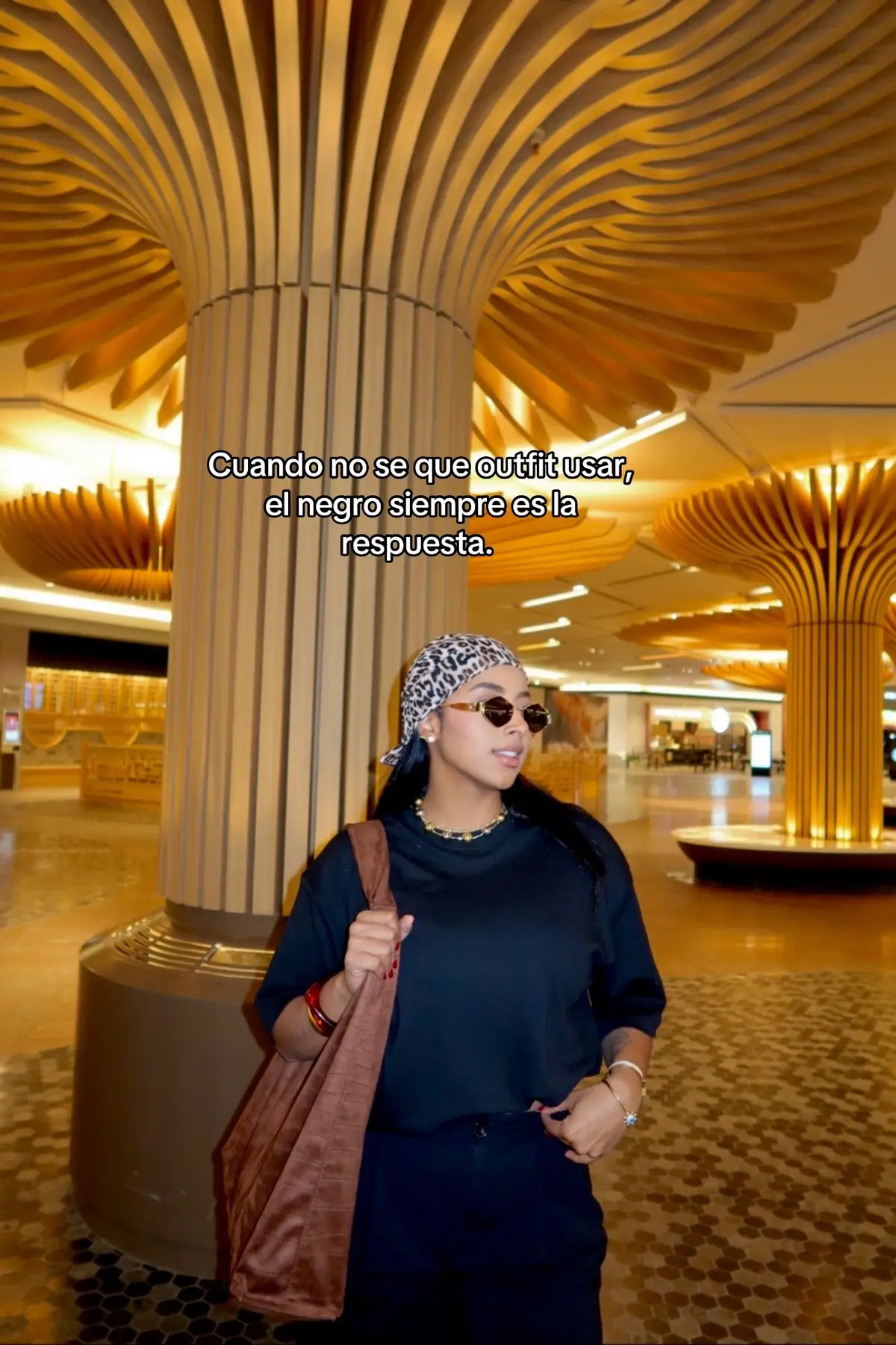 Negro + accesorios = outfit perfecto #fashiontiktok #outfitinspo 