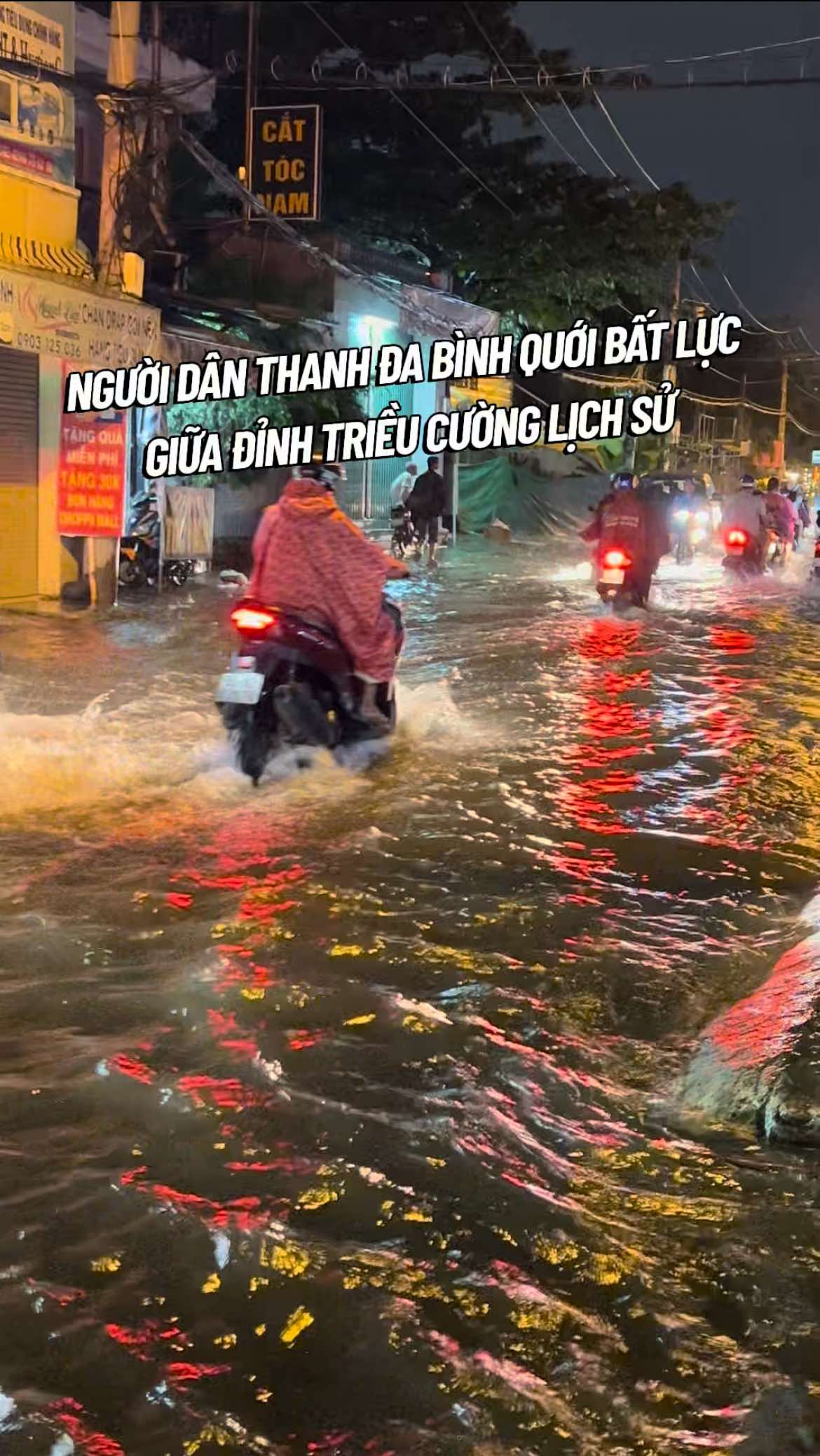 “Sài Gòn đang chìm” dân Thanh Đa Bình Quới bất lực trước “Anh Thuỷ”. Nhiều nhà ngập sâu trong triều cường hơn 30cm, đường biến thành sông. Nhìn như Miền Tây. #saigonhoale #saigon #hot #xuhuong 