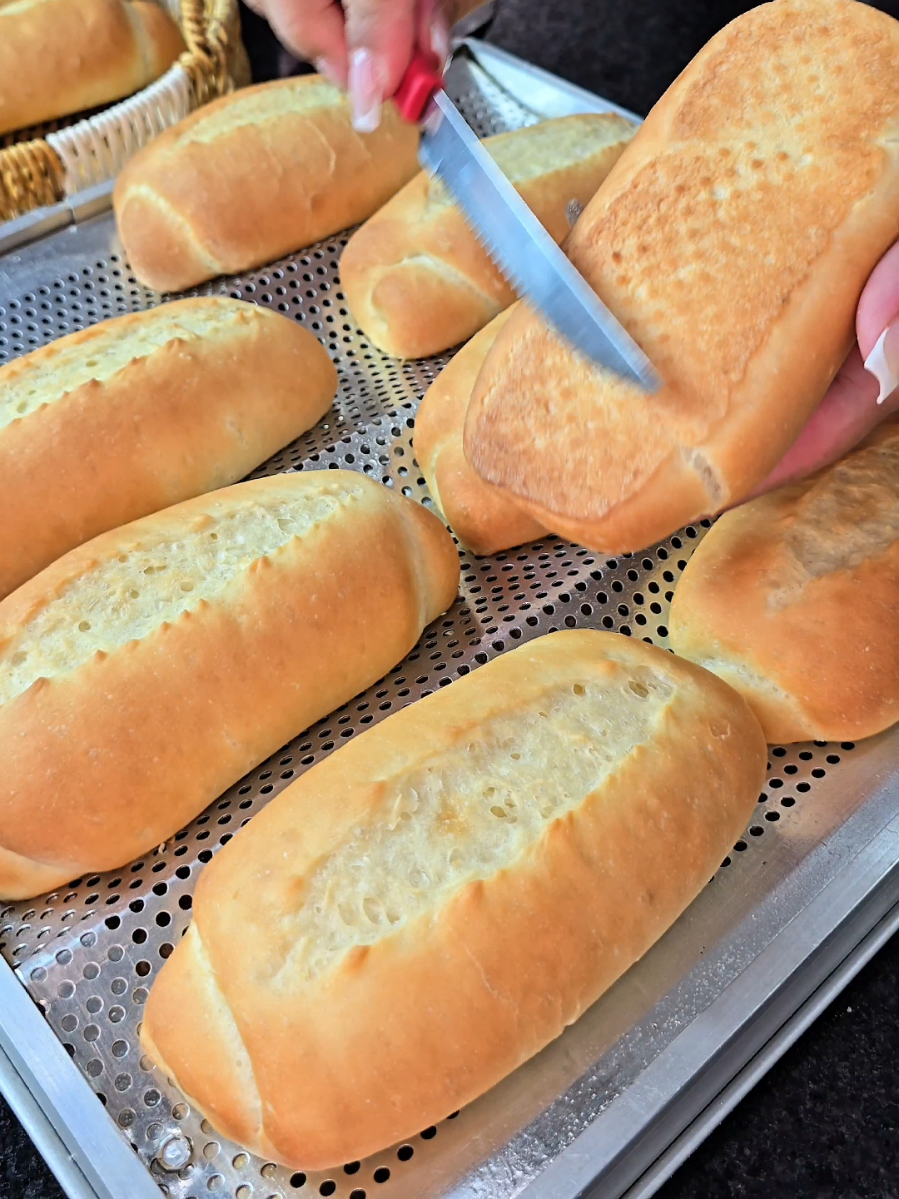 🥖 “PÃO FRANCÊS IGUAL DE PADARIA — CROCANTE POR FORA E MACIO POR DENTRO!” 😍🔥 Quer aprender aquele pãozinho francês caseiro, com casquinha crocante e miolo leve, que perfuma a casa inteirinha? 🌾💛 Então salva essa receita porque ela é sucesso garantido! 👇 @Salvador Comercial --- ✨ Ingredientes da Perfeição 🌾 500g de farinha de trigo 🍞 1 colher (sopa) rasa de fermento biológico seco — (aprox. 8g) 🍬 1 colher (sopa) de açúcar — (aprox. 12g) 🧈 1 colher (sopa) de margarina — (aprox. 20g) 💧 350ml de água bem gelada --- 🔥 Modo de preparo: Pré-aqueça o forno a 250 °C por 10 minutos. Leve os pães para assar por 25 minutos, sendo: ➡️ 15 minutos com uma forma com água dentro do forno (pra gerar vapor e dar brilho), ➡️ 10 minutos sem a forma com água, pra garantir aquela crocância irresistível! 💡 Dica: adquiri meu forno na @salvadorcomercial  — se você precisa de equipamentos pra padaria, lanchonete ou cozinha de casa, lá tem tudo e chega no conforto da sua 🏠 --- 💬 Gostou? 👉 Curte pra me ajudar 📌 Salva pra não perder 💬 Comenta o que achou 📤 Compartilha com quem ama pão quentinho! ---  #PãoFrancêsCaseiro #PãoCrocante #ReceitaFácil #PãoDePadaria      #LIVEIncentiveProgram 
