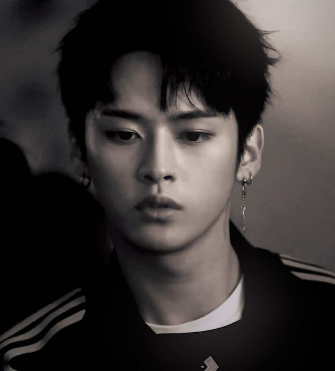 does this lino know he’s getting 6 more piercings🥹 #LEEKNOW                                       #leeknowedit #straykids #straykidsedit #fyp 