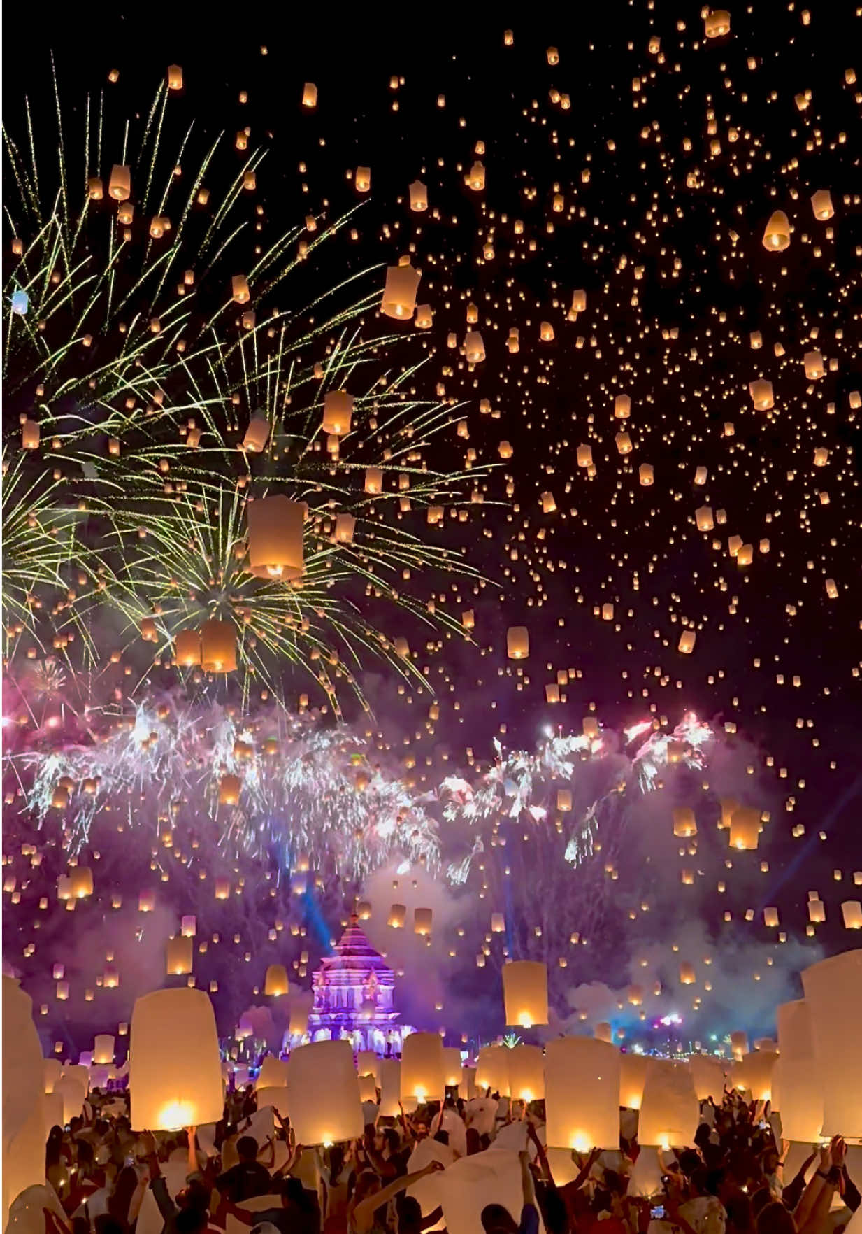 เป็นอีกหนึ่งงานที่ทำให้เชียงใหม่รู้จักในระดับโลก สวยงามมากฮะ #ยี่เป็งเชียงใหม่ #loykrathong #chiangmai #Thailand #amazing 