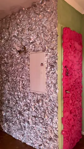 nouvell idée deco diy on continue de jouer avec les textures avec notre nouveau mur d'aluminium !! J ADORE #maisoncoloree #DIY #decoration #custom 