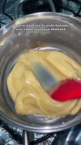 O povo da festa ( OXI TO BEBEDO MAIS NEM BEBI KKKKKKKKK ) Se tiver bastante eu quero eu trago receita ❤️ . . . Brigadeiro de corote azul 😮‍💨 #brigadeirogourmet #brigadeiro #brigadeiroalcoólico #viral #explore 