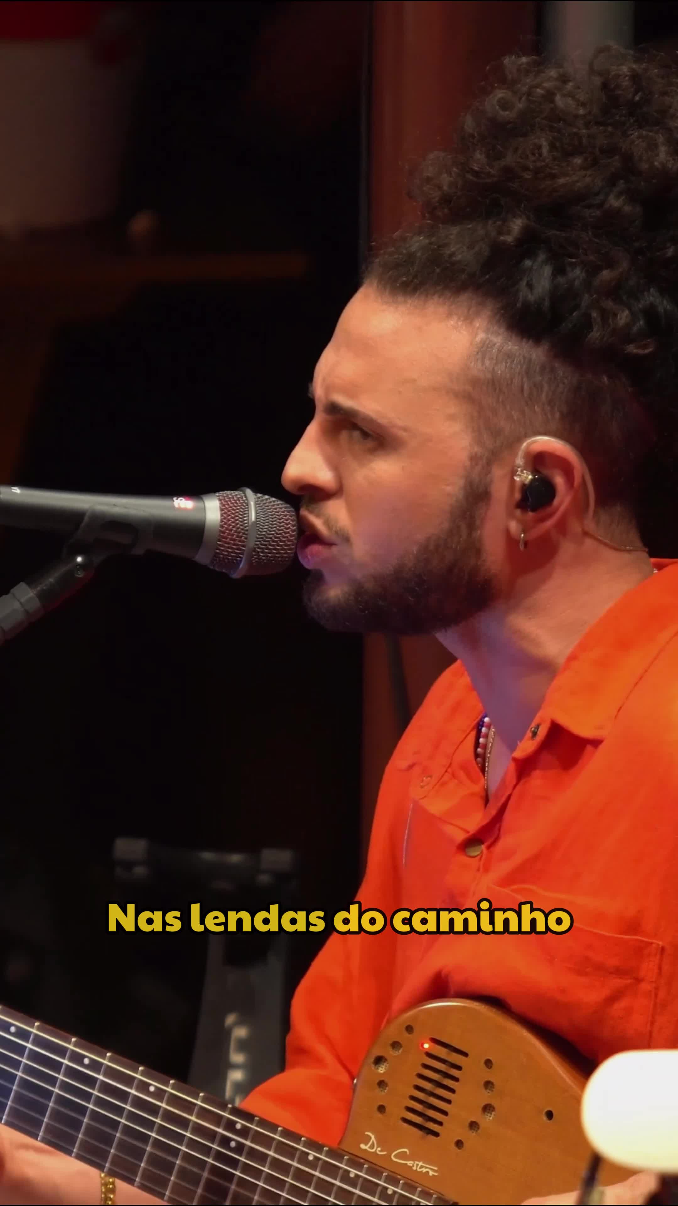 Saiu mais um registro incrível do nosso audiovisual QUARTOU! 🧡 O clipe de “Andança” traz toda a energia da roda de samba do Dois Dois SP: aquele balanço que te faz cantar junto, os momentos de emoção e a vibração que só o samba ao vivo consegue proporcionar. Não fique de fora, corre pro YouTube, dê o play e mergulhe nessa experiência com a gente! 🥁