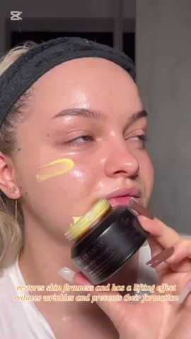 🫐 Extractul de mure este bogat în antioxidanți și ajută la protejarea pielii de factorii de stres, reducând vizibil semnele de oboseală. 💧 Formula lejeră pătrunde rapid, lăsând pielea catifelată, hidratată și plină de vitalitate. 🌿 Ca toate produsele Mary & May, și acestea sunt realizate cu ingrediente curate, vegane și fără iritanți inutili. Transformă fiecare zi într-un moment de răsfăț și lasă pielea să strălucească natural! ✨💜 #MaryAndMay #BlackberryComplex #SkincareRoutine @YesStyleInfluencers @Mary&May Official #yesstyleinfluencers 