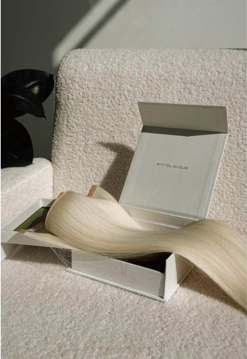 A closer look at the clean tape in weft removal. Our tape wefts still looks good after taking out. Hair color: ice blonde #tapeinhairextensions #tapeinweft #tapeinremoval #endaringhair #virginhairextensions 