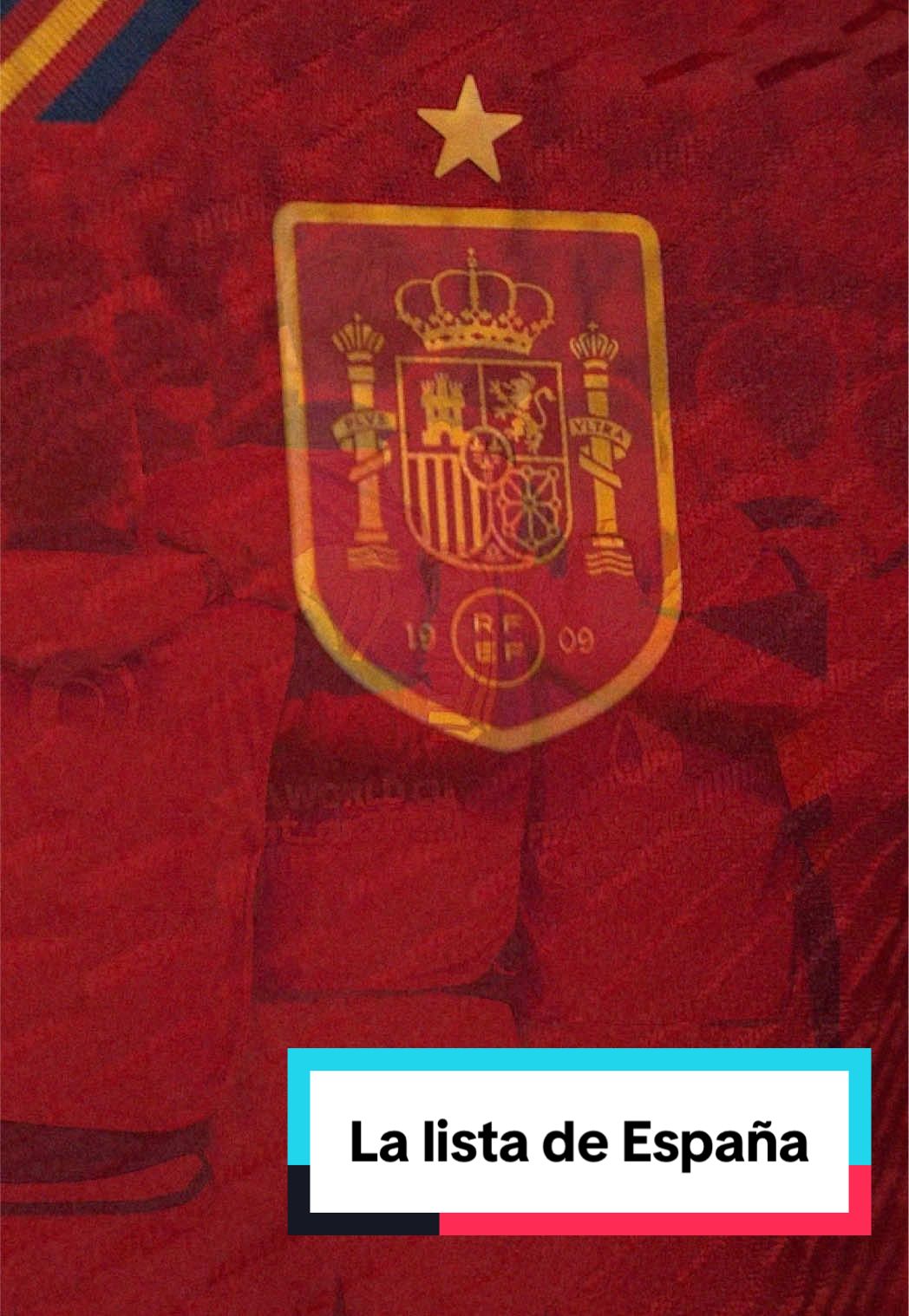 Vestimos la ilusión de rojo.  De rojo pasión, de rojo España. Damos un paseo por las camisetas @adidas_es de nuestros últimos mundiales hasta la que deseamos vestir, de nuevo, en 2026. Esta es la lista de Luis de la Fuente. #VamosEspaña | #CopaMundialFIFA | #tiktokfootballacademy | #deportesentiktok | #FIFAWorldCup 
