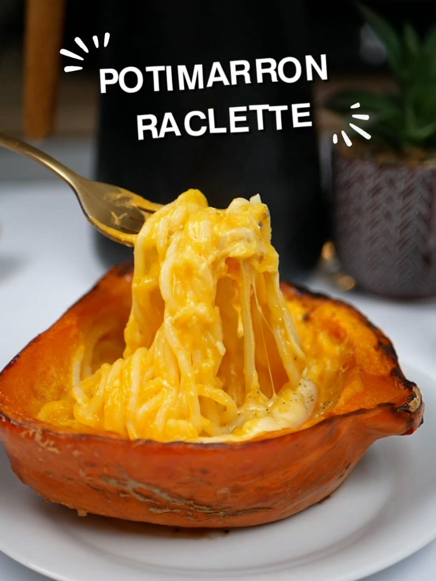 🍂 𝗣𝗢𝗧𝗜𝗠𝗔𝗥𝗥𝗢𝗡 𝗥𝗔𝗖𝗟𝗘𝗧𝗧𝗘 🍂 Un gratin à base d'une sauce généreuse au potimarron et fromage à raclette 🧀 🤤  Le tout stylé servi dans le potimarron même 😎  𝐢𝐧𝐠𝐫𝐞𝐝𝐢𝐞𝐧𝐭𝐬 𝐩𝐨𝐮𝐫 𝟐 𝐩𝐞𝐫𝐬𝐨𝐧𝐧𝐞𝐬 :  ▪︎ 1 potimarron  ▪︎ 1 oignon  ▪︎ 3 à 4 gousses d'ail  ▪︎ 150 à 200g lait soja sans sucre ou crème végétale sans sucre (cajou, amande..) ▪︎ 3 à 4 tranches fromage à raclette  ▪︎ sel, poivre ▪︎ féculent au choix  ➡️ Cuisson : 45 min à 180°C  ➡️ gratiner 10-15 min à 180°C  Qui va tester ?  #raclette #macandcheese #potimarron #recettehealthy #pasta 