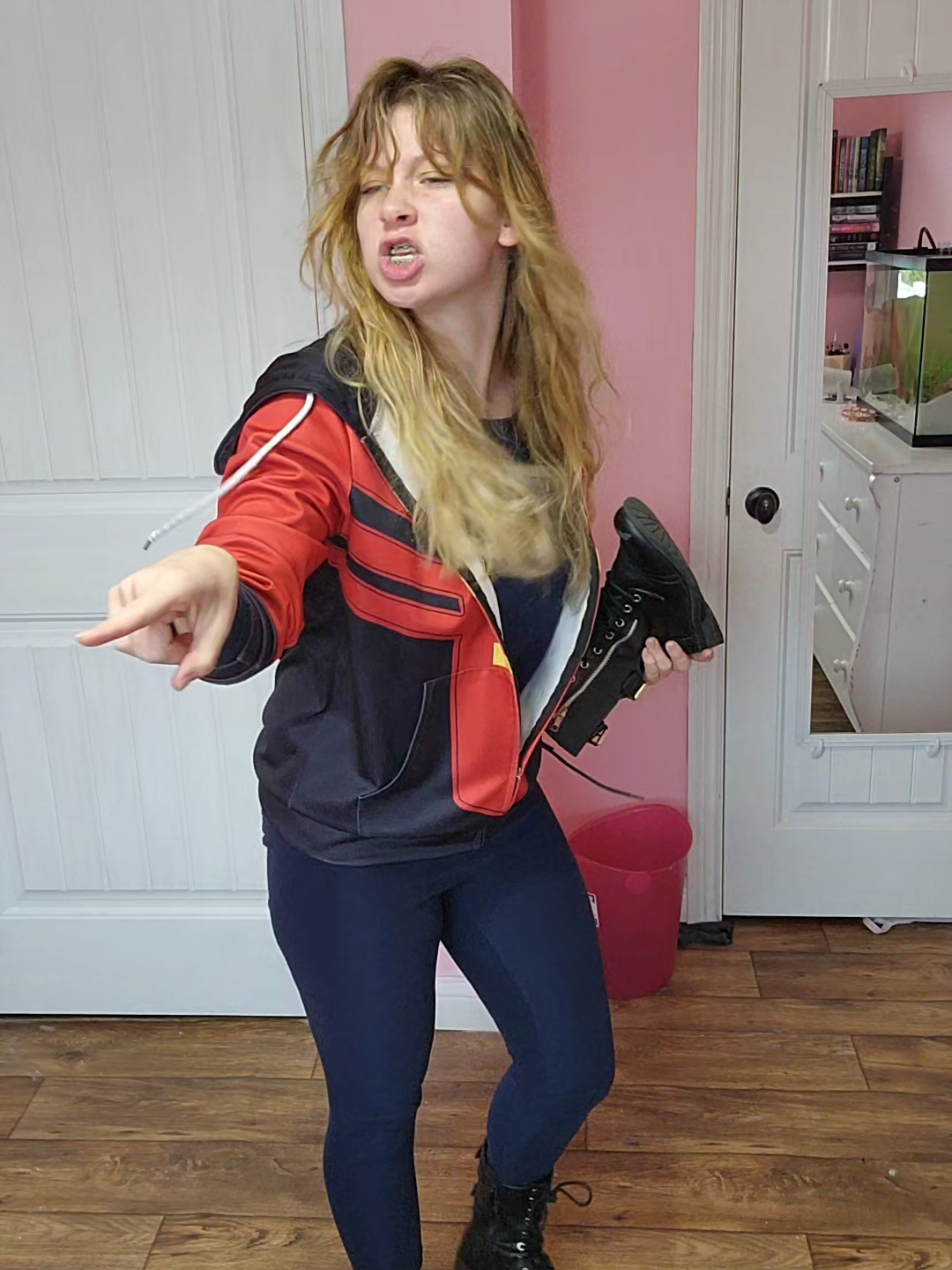 I threw a shoe at myself for this😆 #redhood #timdrake #redrobin #funny #batfamily 