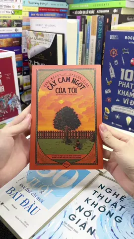 CÂY CAM NGỌT CỦA TÔI – KHI NỖI ĐAU TRỞ THÀNH HẠT MẦM CỦA YÊU THƯƠNG “Cây Cam Ngọt Của Tôi” không chỉ là một câu chuyện, mà là bản giao hưởng của tuổi thơ – nơi nước mắt, nụ cười và tình thương hòa quyện trong từng trang giấy. Tác phẩm kể về Zezé – cậu bé nghèo với trái tim nhạy cảm. Trong đói nghèo và những trận đòn roi, cậu tìm thấy một người bạn đặc biệt: cây cam ngọt nhỏ bé, nơi cậu gửi gắm ước mơ và những lời thủ thỉ không ai nghe thấy. Giữa hiện thực khắc nghiệt, cuốn sách thắp lên ánh sáng dịu dàng của lòng nhân hậu, và chứng minh rằng một đứa trẻ – dù bé nhỏ – vẫn đủ sức làm mềm trái tim người lớn. Từng trang sách giúp bạn nhận ra: ai trong chúng ta cũng từng có một “cây cam ngọt” riêng – nơi trú ngụ của niềm tin, của những giấc mơ chưa kịp lớn. Một tác phẩm khiến bạn vừa khóc, vừa mỉm cười – và khi gấp sách lại, trái tim bạn sẽ dịu đi, như thể vừa được ôm lấy tuổi thơ của chính mình. Nếu muốn tìm lại phần trong trẻo nhất của tâm hồn, “Cây Cam Ngọt Của Tôi” là cuốn sách bạn nên đọc ít nhất một lần trong đời.#kinhnghiemsong_book #sach #sachhay #caycamngotcuatoi 