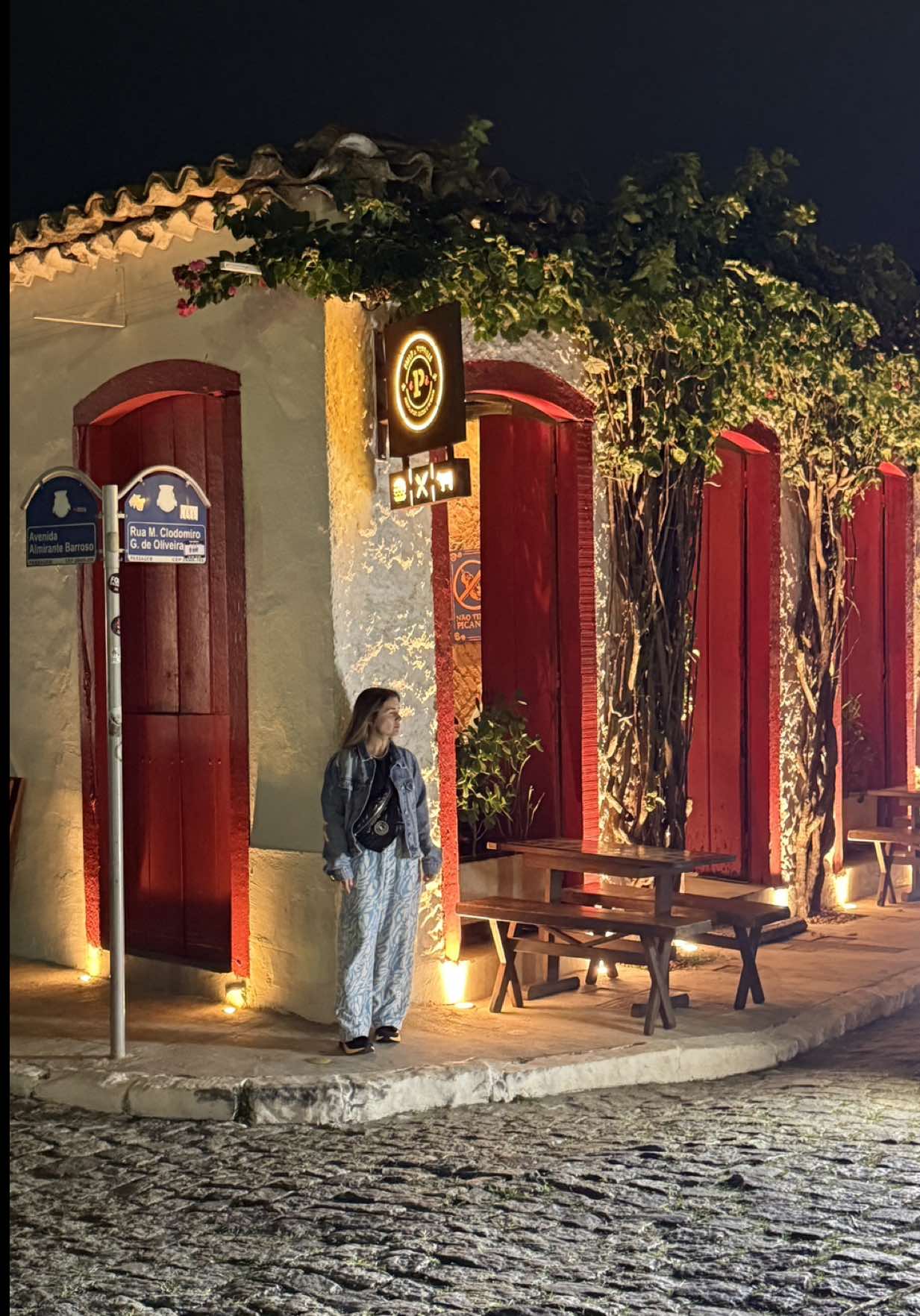 Callecitas y bares en Cabo Frío 🇧🇷  Un destino que nos dejó maravillados y cada vez más convencidos de que la gente de Brasil es hermosa, el trato que recibimos fue muy cálido 🫶🏼 Qué opinas? Te gusta vacacionar en Brasil? Contanos tu experiencia en comentarios  . #brasil #cabofrio #viajes #riodejaneiro 