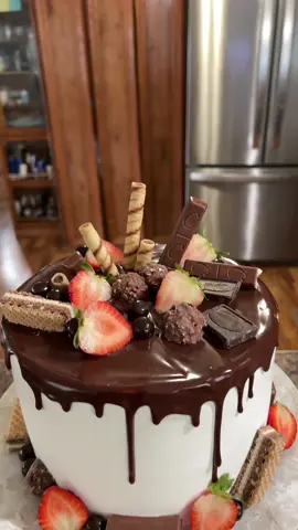 Pastel 8 pulgadas pan de chocolate relleno de fresa con nuez tres leches #dripcake #chocolatecake #Minnesota #reposteriacasera #birthdaycakes 