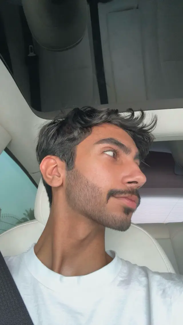 قبل ما يرحل ويتركني بلا علم ورساله نرجسي وانا في حبه ما عرفت النرجسية ويش اسوي في حبيب (ن) يحسب قلبي حلاله والمصيبه قلبي موافق ونفسي له راضية القضية كيف احس بلهفةٍ دون وصاله ياقضاة الحب من يقدر على حل القضية دام اخذ قلبي من ضلوعي يدور له بداله وكان ما عنده بداله لازم يرده عليه