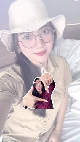 Pakai topi jadi Bu Tani, kalo buka topi jadi siapa guys? 