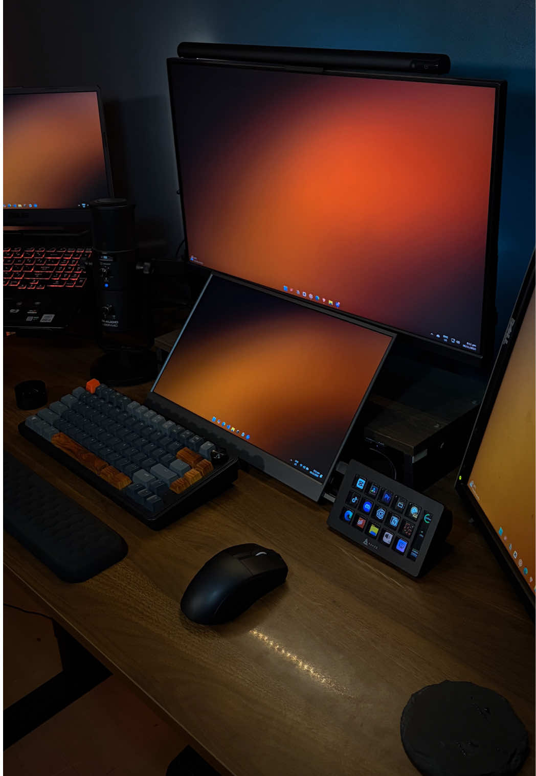 This 15.6″ 1080p Portable Monitor gives you a crisp, vibrant display with a sleek metal design — perfect for work, travel, or gaming on the go. • 15.6″ Full HD (1080p) Display • 60 Hz Refresh Rate for Smooth Playback • 72% sRGB Color Gamut for Richer Visuals • USB-C / HDMI Connectivity for Versatile Use • Slim Metal Build with Heat Dissipation If you’re interested, I’ll drop the link below — follow for more tech finds 👇 #P#PortableMonitorD#DeskSetupgamingmonitor #GamingSetup #workstation 