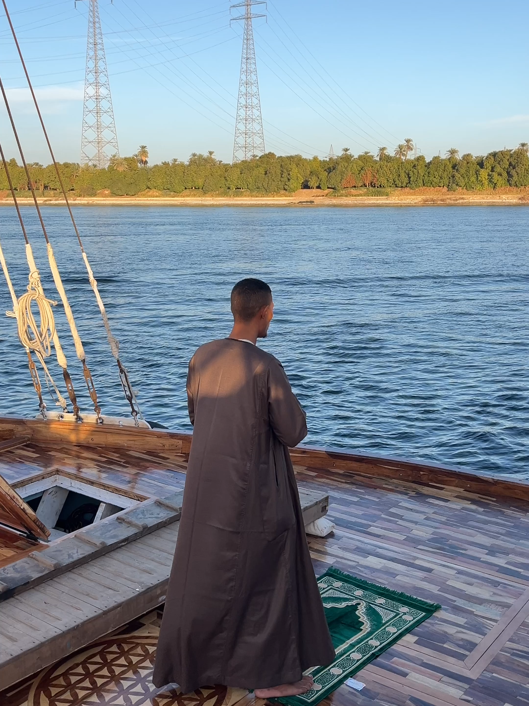 ⁨ وَهُوَ ٱلسَّمِيعُ ٱلۡعَلِيمُ 🕊️ #quran#fyp #egypt⁩