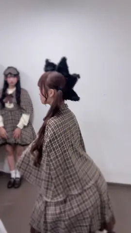 楽屋に恐竜さん！？🦖                                                                                   💜@ひなたま  🩷@橋本桃呼(はしもとももこ)  ❤️@星谷美来(ほしたに みくる)  🎀@松本ももな 🎀  💛@せんしゅちゃん  #高嶺のなでしこ #たかねこ #honeyworks 