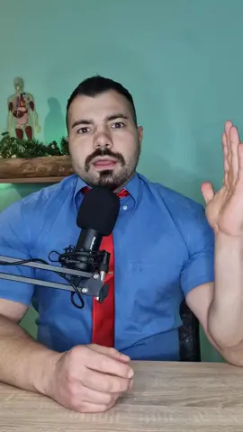 Danas cak 80% mlecnith proizvoda u Srbiji proizvodi se od mleka u prahu. „Moja kravica“ vise nije mleko od nasih krava, vec od praskastog mleka iz Poljske. „Imlek“ je najveca mlekara u Srbiji i regionu — ima vise od 50% trzista. Kada je „Imlek“ prestao sa otkupom pravog mleka, ostali su bili primorani da slede. Posto je „Imlek“ drzao istu cenu mleka na polici, drugi proizvodjaci nisu smeli da podizu svoje cene jer bi izgubili kupce. Da bi ostali profitabilni, svi su presli na mleko u prahu. Tako je nastao domino efekat i monopol zasnovan na uvozu praskastog mleka. #mleko #mlecniproizvodi #ishrana #zdravlje #fyp 