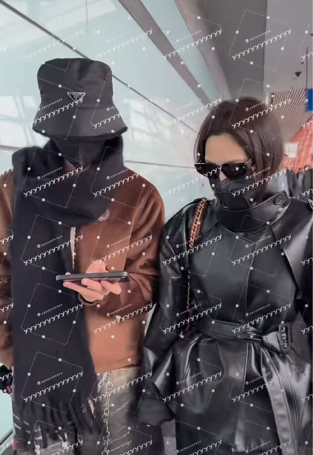 หนุ่มยืนรอสาวหน้าห้องน้ำ เมื่อวันที่ 5/11/2025 ทั้งสองคนเดินออกมาจากเกทพร้อมกัน พี่ไปเข้าห้องแล้วใส่เสื้อออกมาน้องยืนรอพี่ที่หน้าห้องน้ำและเดินออกมาพร้อมกันเพื่อรอกระเป๋าและถ่ายรูป แบบส่วนตัว #pengxiaoran #zhangshian #bloodriver #ตํานานนทีมืด 