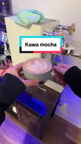 Na specjalne zamówienie kawa mocha, czyli z dodatkiem czekolady. Dodatkowe ładne latte art mi dzisiaj wyszło (wiem, że jeszcze dużo pracy przede mną, ale z dzisiejszego wzoru jestem zadowolona)😁  #kawa #mocha #domowakawiarnia #pov #latte latteart espresso kawka kawusia coffee coffeetime kawawdomu kawaspecialty 