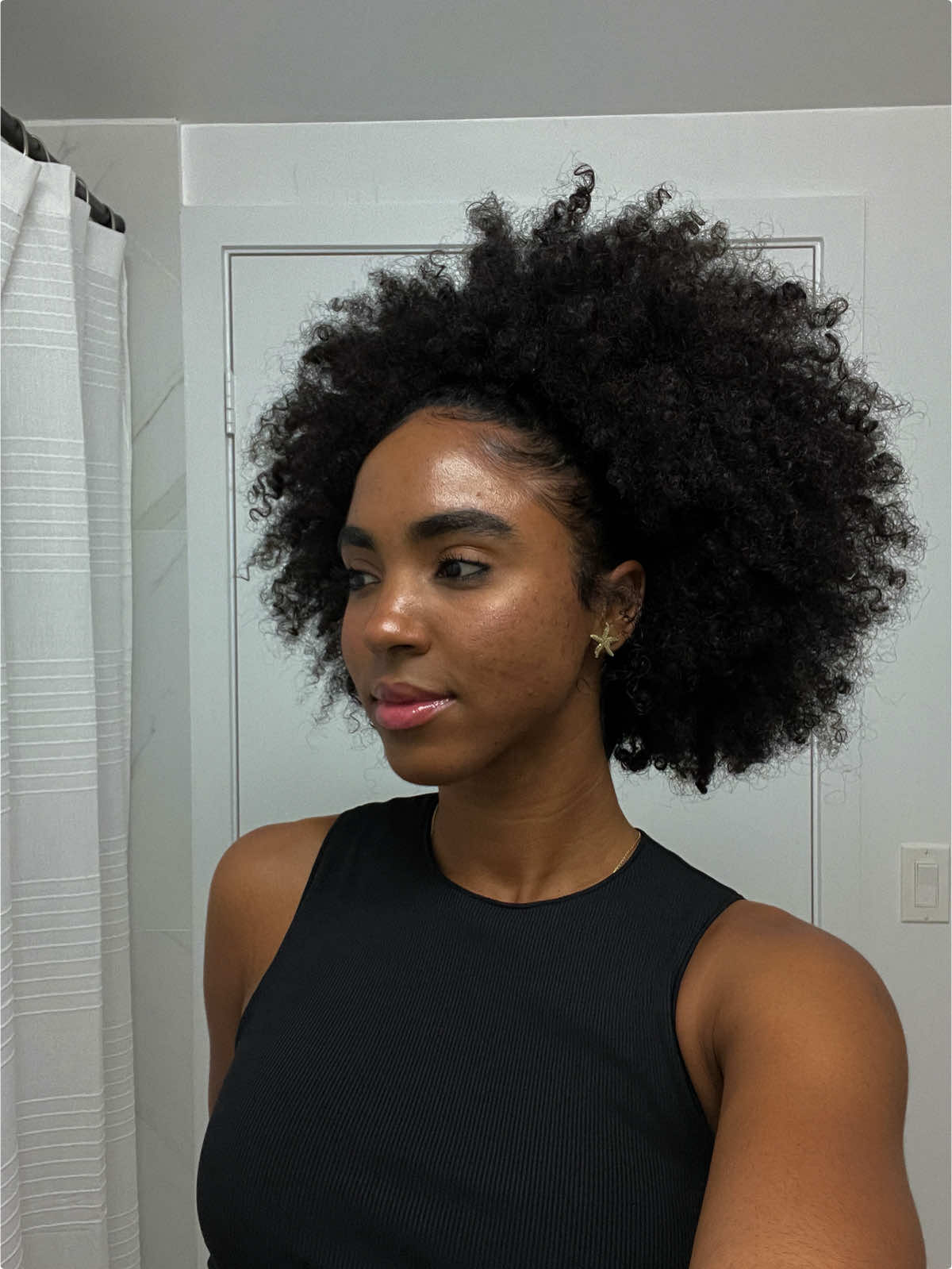 En menos de 5 minutos, mi piña al rescate 🍍💁🏾‍♀️ ¿Cuál es tu peinado salvavidas? #afro #naturalcurls #afrohair #curlyhair #cabelloafro    