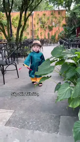 Mùa Xuân sang… #aodaibetrai #aodaiTet #aodaichobe #aodai 