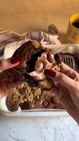 خيال البروكيز 🍪 مكونات طبقة الكوكيز : نصف كوب زبدة  		نصف كوب سكر بني  		ثلث كوب سكر أبيض 		بيضة واحدة كبيرة بدرجة حرارة الغرفة 		ملعقة كبيرة من الفانيلا 		كوب واحد وربع كوب من الدقيق 		نصف ملعقة صغيرة من بيكربونات الصودا 		نصف ملعقة صغيرة من الملح  		كوب ونصف من الشوكولاتة  مكس بين semi sweet و الي بالحليب  مكونات طبقة البراوني: 		كوب واحد من الزبدة غير المملحة 		ثلاثة أرباع كوب من الكاكاو الداكن 	وsemi sweet نذوبهم بنصف كوب زبده ذائيبه 	ملعقة صغيرة واحدة من خلاصة الفانيلا 		نصف كوب من السكر البني  		كوب واحد من السكر الابيض 		ثلاث بيضات بدرجة حرارة الغرفة 		نصف كوب من الدقيق متعدد 		رشة صغيرة من الملح 		نص ملعقة باكينج باودر  نخلطهم وبعدها نضيف طبقة من البروانيز ثم الكوكيز وندخلهم الفرن على درجة حرارة 180 لمدة 25_30 د