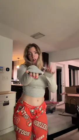 I’m moving 😉 #viraltiktok #dance 