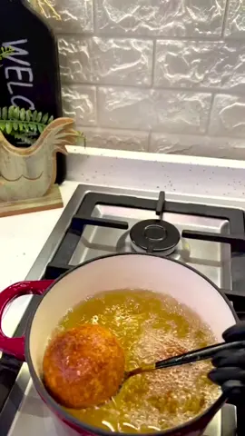 كرات الدجاج المحشية  المكونات 1 كيلو صدر دجاج (الكمية حسب الرغبة ) نثرمة بمحظرة الطعام نخلي علي ملح وفلفل وبرش قشر ليمون للحشوة بطاطا مسلوقة جبن موزريلا استعملت مرسين ماربل وذرة وملح وفلفل اسود للتغطية طحين وملح بيض وملح وفلفل اسود بقصم مطحون او صمون مطحون الي متوفر ونقلي بزيت غزير حار على نار متوسطة