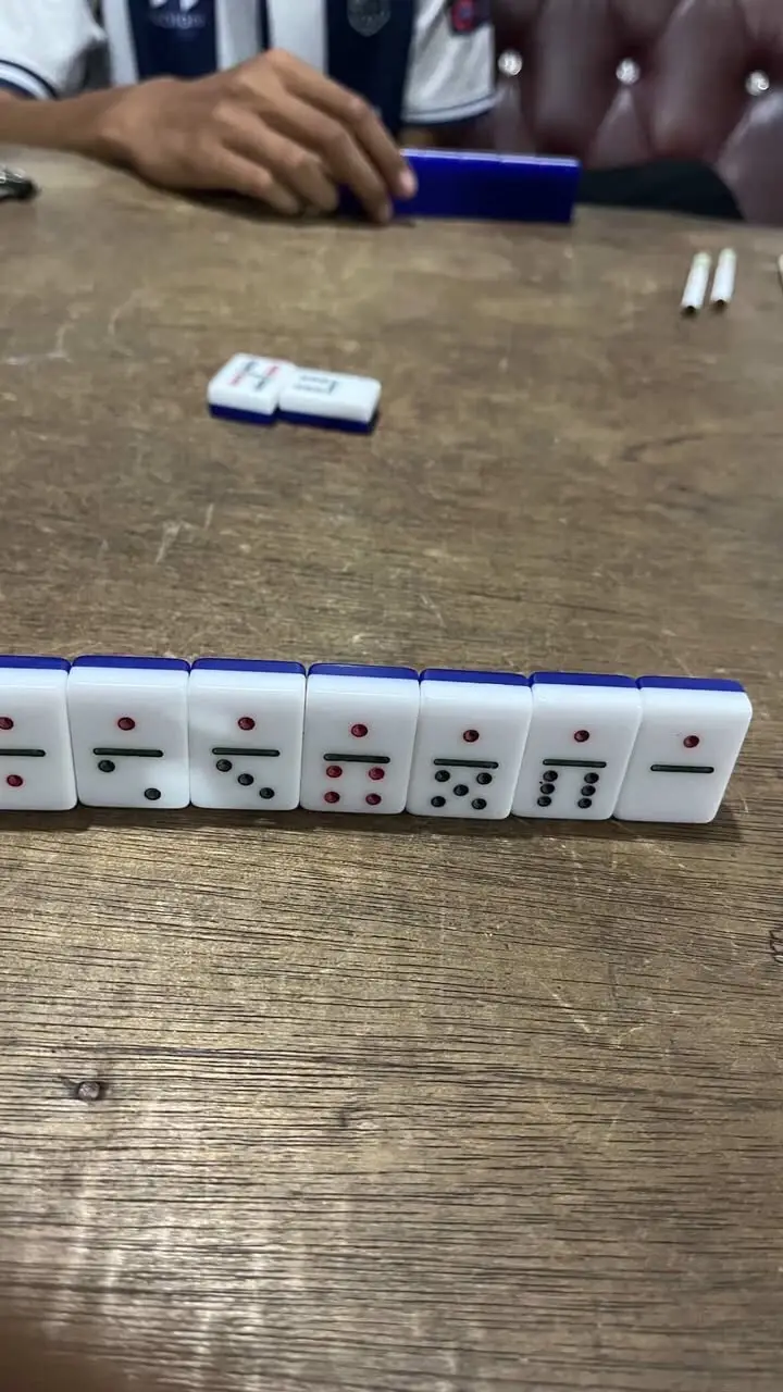 Berikut adalah resep dan cara masak bakso yang sederhana dan lezat: Bahan-bahan: - 500 gram daging sapi atau ayam, giling halus - 1/2 sendok teh garam - 1/4 sendok teh lada bubuk - 1/4 sendok teh baking powder - 1/4 sendok teh gula pasir - 1 butir telur - 2 siung bawang putih, cincang halus - 1/4 cangkir es batu, hancurkan - 2 sendok makan tepung sagu atau tepung maizena - Air secukupnya untuk merebus Cara membuat: 1. Siapkan semua bahan-bahan. 2. Campurkan daging giling, garam, lada bubuk, baking powder, gula pasir, telur, bawang putih, dan es batu dalam sebuah wadah. Aduk rata. 3. Tambahkan tepung sagu atau tepung maizena, aduk rata. 4. Uleni adonan hingga elastis dan rata. 5. Bentuk adonan menjadi bulatan-bulatan kecil. 6. Didihkan air dalam panci, lalu masukkan bakso ke dalam air mendidih. 7. Rebus bakso hingga matang, kurang lebih 10-15 menit. 8. Angkat bakso dari air rebusan, lalu tiriskan. 9. Bakso siap disajikan dengan saus atau kuah favorit. Tips: - Pastikan adonan bakso tidak terlalu lembek atau terlalu keras. - Jika adonan terlalu lembek, tambahkan sedikit tepung sagu atau tepung maizena. Jika adonan terlalu keras, tambahkan sedikit air es. - Pastikan air rebusan cukup banyak untuk merebus bakso. - Jangan merebus bakso terlalu lama, karena dapat membuatnya menjadi keras. Selamat mencoba! #promomakan1111 #foryou 