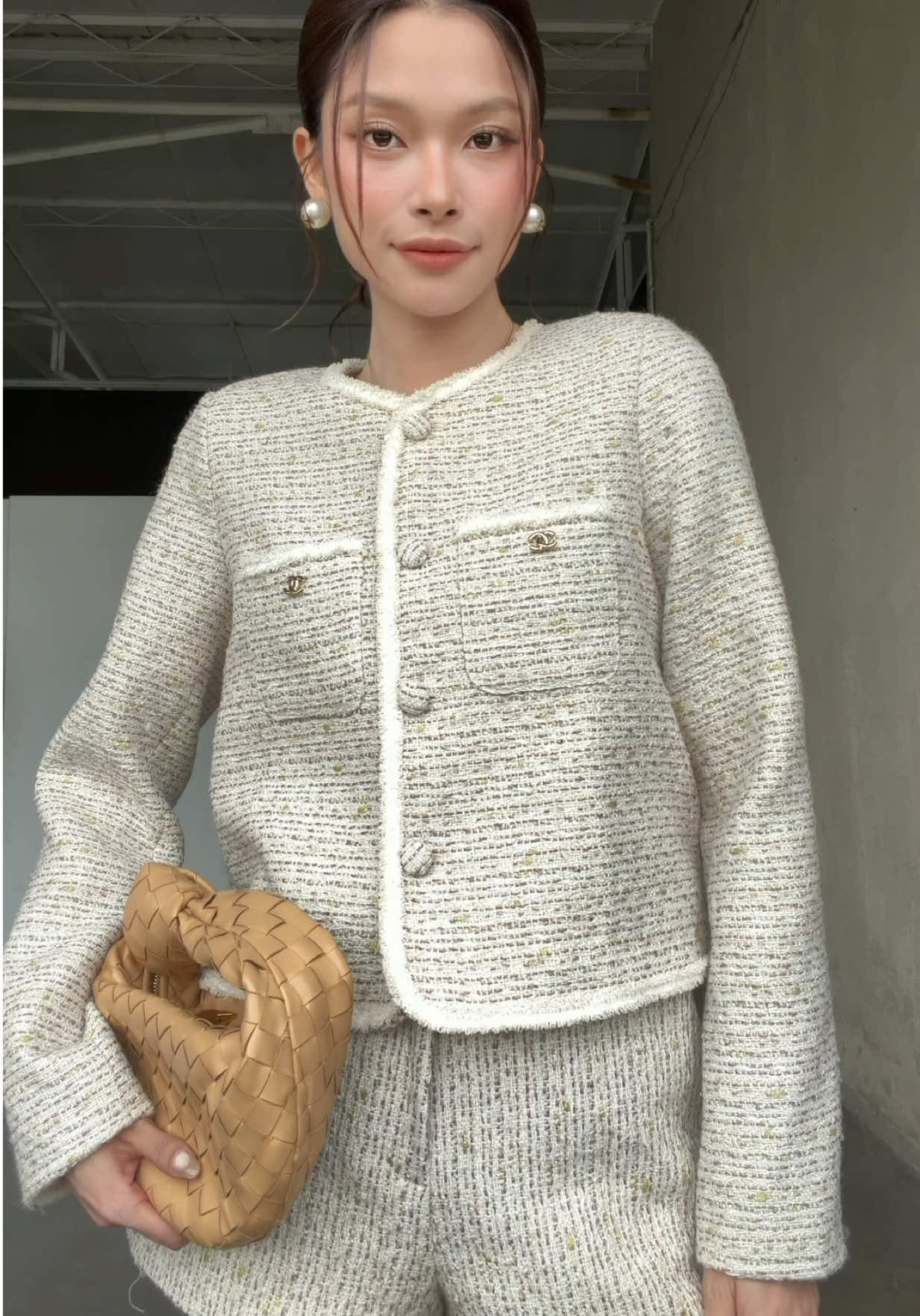 Tận dụng đôi bông tai xinh yêu để tạo điểm nhấn nhá cho set này, lâu lâu cho em chế chế xíu cho áo nó thêm xinh mấy chị dễ chốt, em yêu mấy chị 🫧💫🤍 #Fyp #viral #tiktok #trending #xuhuong     