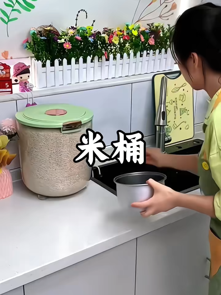 ✨ Thùng Đựng Gạo Trong Suốt – Giữ Gạo Luôn Sạch, Khô Thoáng ✨ 👉 Xô đựng gạo thiết kế trong suốt sang trọng, dễ dàng quan sát lượng gạo còn lại. 👉 Nắp đậy kín chống côn trùng, chống ẩm mốc, bảo quản gạo và ngũ cốc luôn thơm ngon. 👉 Dung tích lớn, thoải mái chứa gạo, đậu, ngũ cốc cho cả gia đình. 👉 Chất liệu nhựa cao cấp, an toàn, dễ vệ sinh. #thungdunggao #thungdunggaothongminh #giadungnhabep #tienichthongminh#giadungtienich #zihome