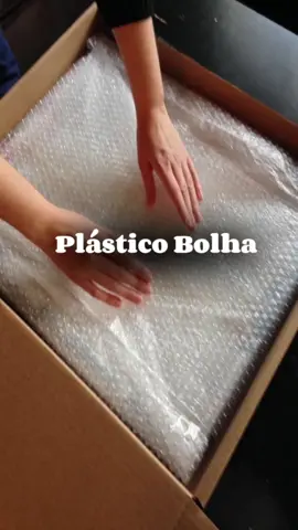 O plástico bolha é perfeito pra embalar, proteger e evitar danos durante o transporte. Leve, resistente e indispensável pra quem cuida bem de cada envio! 🚛📦🙌🏻