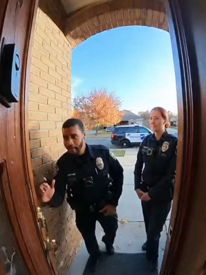 Babagai vs The Police 😂🦜🚪 #FunnyParrot #TalkingCockatoo #ViralVideo #ParrotComedy #SaraAndBabagai