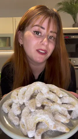 Vanillekipferl 🎄🎅 Zutaten:  200 g Mehl  175 g Butter  150 g gemahlene Mandeln  75 g Zucker  1 Päckchen Vanillezucker  1 Eigelb  Deko:  10 EL Puderzucker  3 Päckchen Vanillezucker  Backen:  170 grad Umluft / 12-15 min  Viel Spaß beim nach backen 🥰 #weihnachten #christmas #kekse #vanillekipferl #backen 